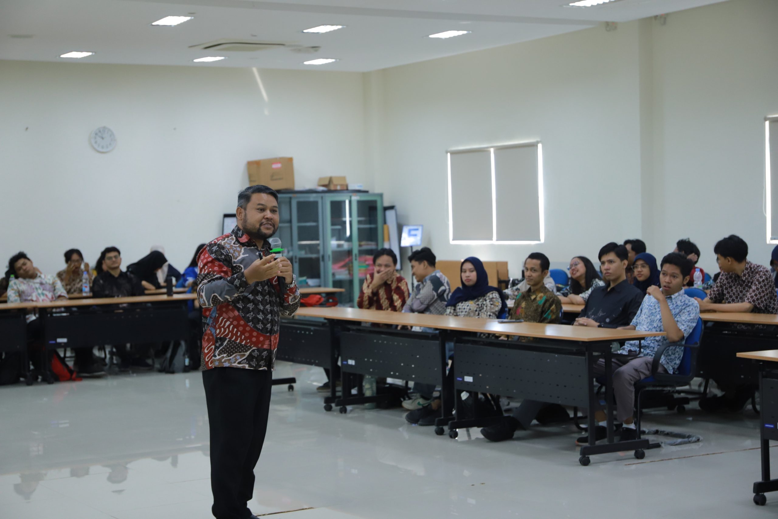 Perdalam Etika Profesi Dunia Kerja, Calon Wisudawan Poltek Nuklir Ikuti Kuliah Umum Profesional Muda yang Beretika: Menjadi Andalan di Era Kompetitif