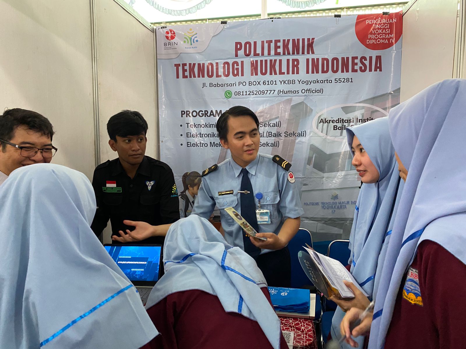 Poltek Nuklir Kenalkan Manfaat Nuklir Damai di Expo Kampus SMA ABBS Surakarta
