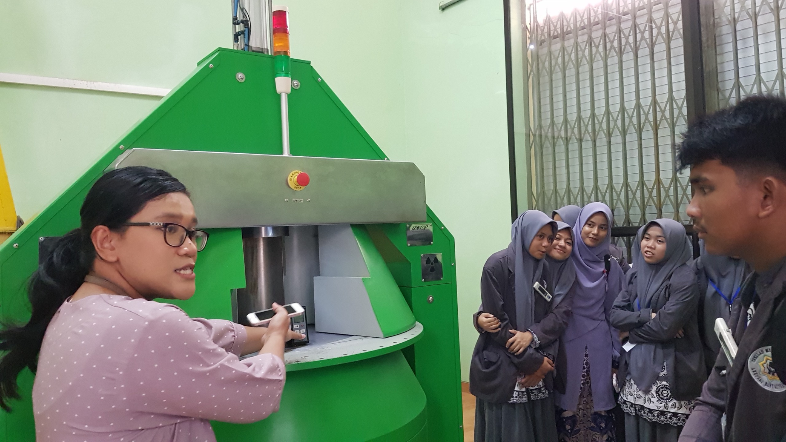 Kunjungi Poltek Nuklir, SMA Islam Arrozaq Rantauprapat Mengenal Nuklir dan Lab Irradiator