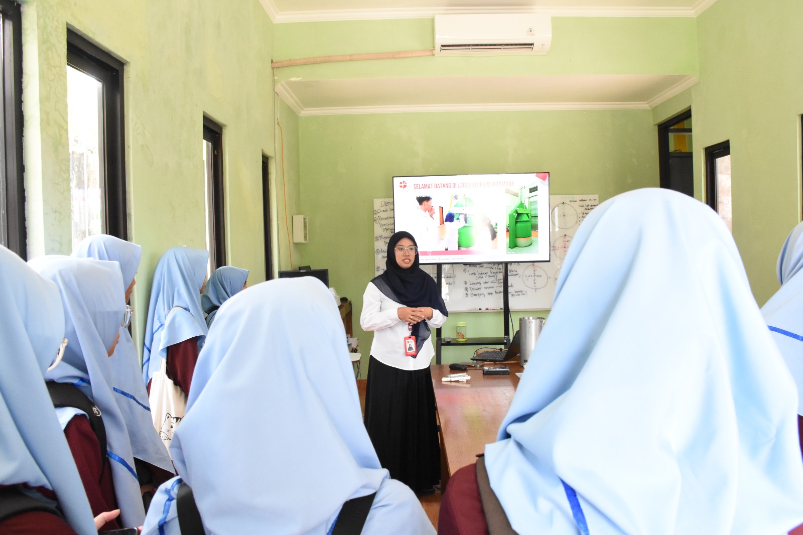 Mengenal Manfaat Nuklir bagi Kehidupan, Siswa SMA ABBS Surakarta Kunjungi Poltek Nuklir